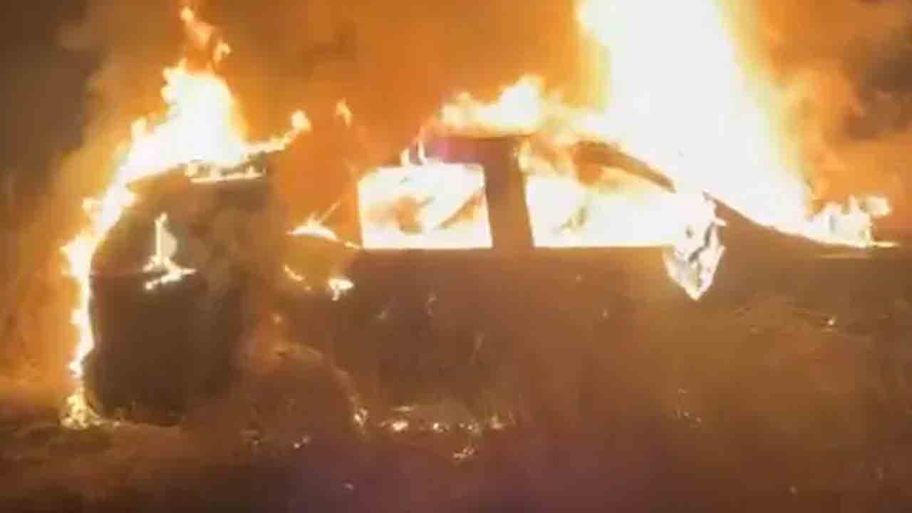 Vehicle Burnt | మంటల్లో కాలిన వాహనంలో వ్యక్తి మృతదేహం.. హత్యగా పోలీసులు అనుమానం