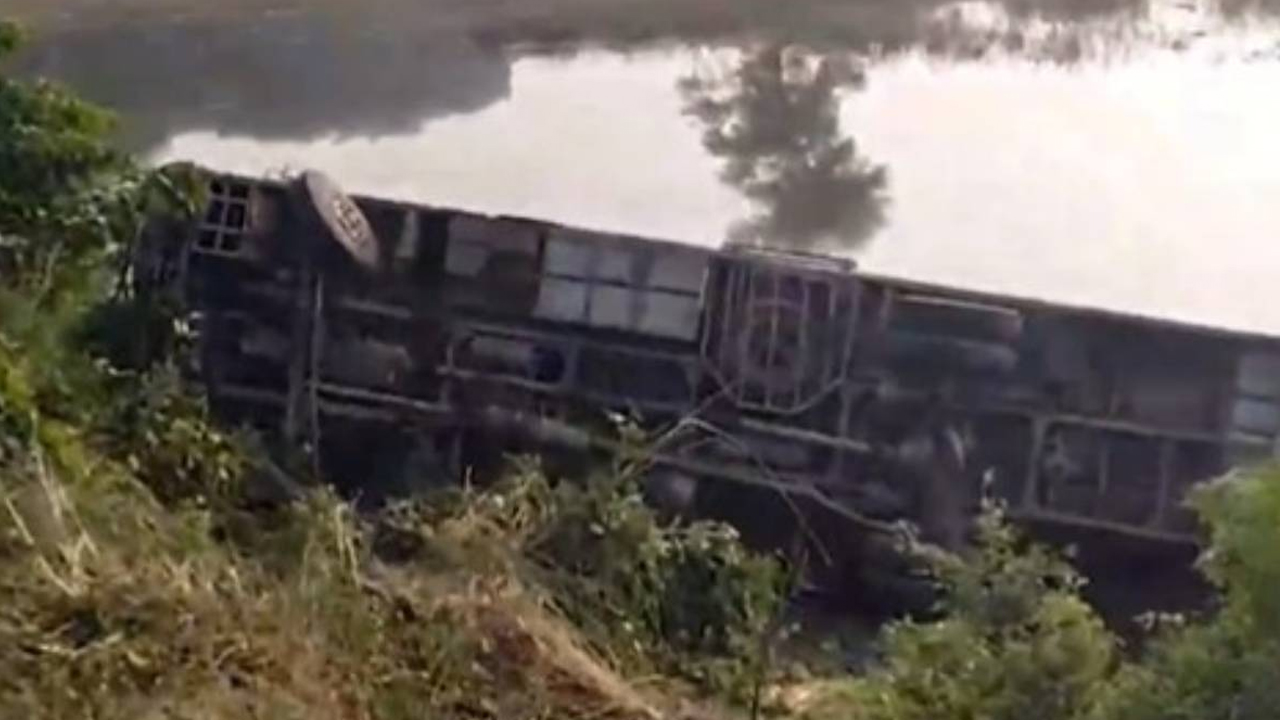 Road accident | బోల్తాపడ్డ బస్సు.. 29 మంది స్పెషల్ పోలీసులకు గాయాలు