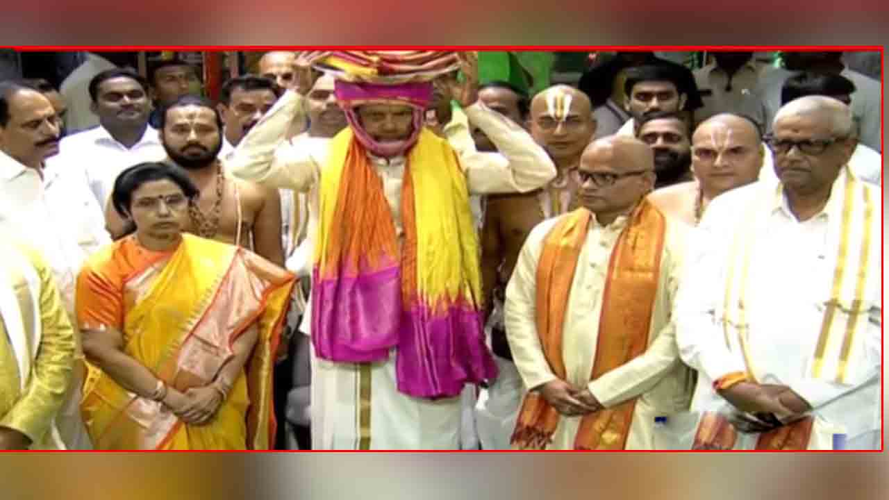 CM Chandrababu | తిరుమల శ్రీవారికి పట్టువస్త్రాలు సమర్పించిన సీఎం చంద్రబాబు దంపతులు