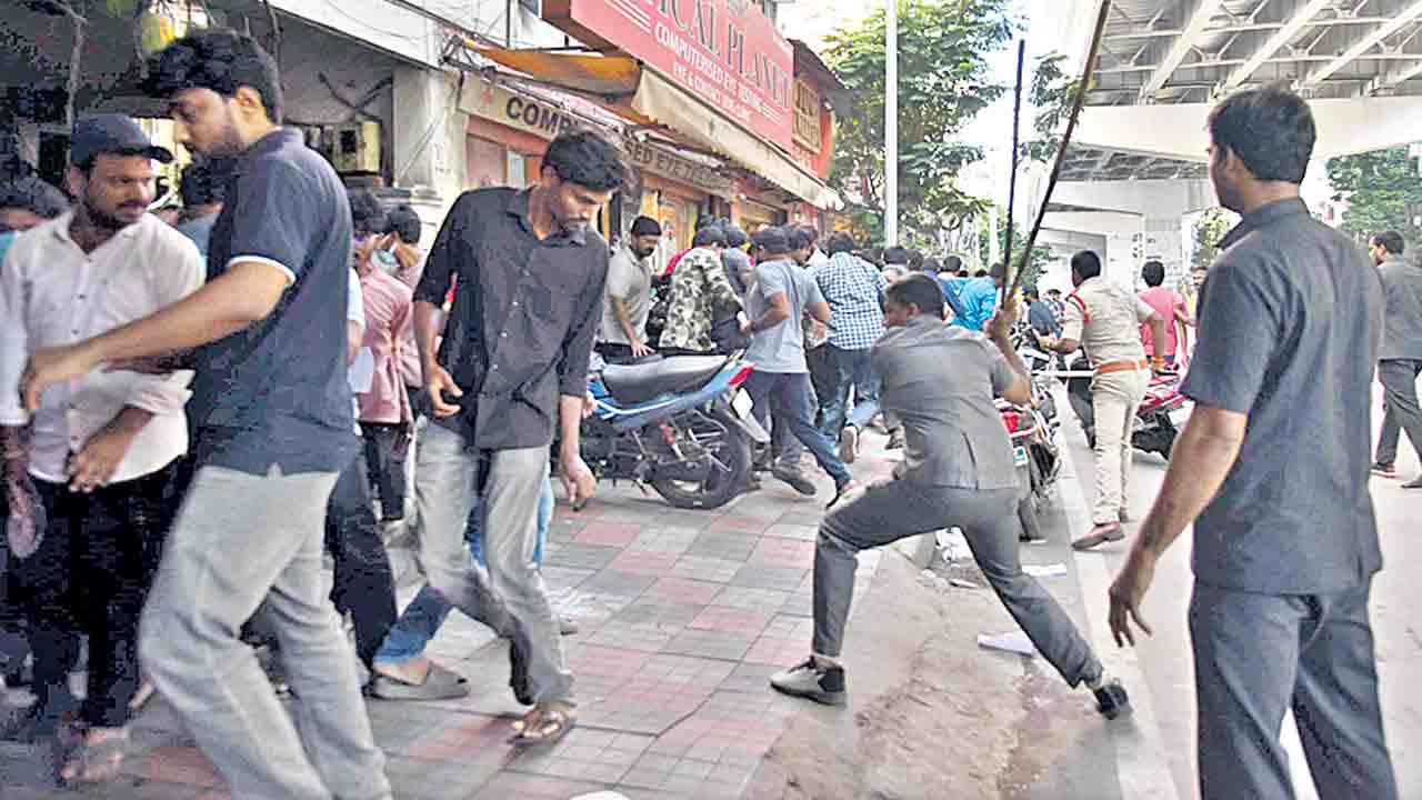 హక్కులపై సర్కార్‌ ఉక్కుపాదం