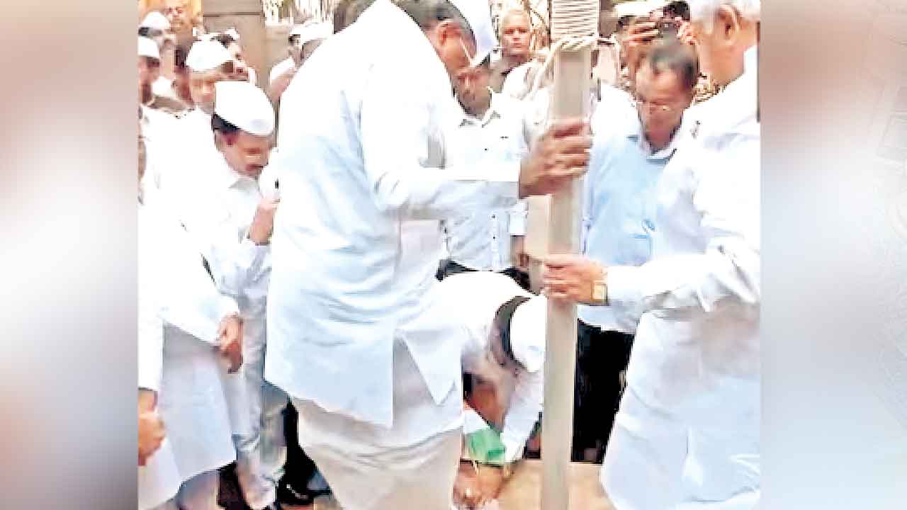 చేతిలో జాతీయ జెండాతో సీఎం బూట్లు విప్పిన కాంగ్రెస్‌ కార్యకర్త