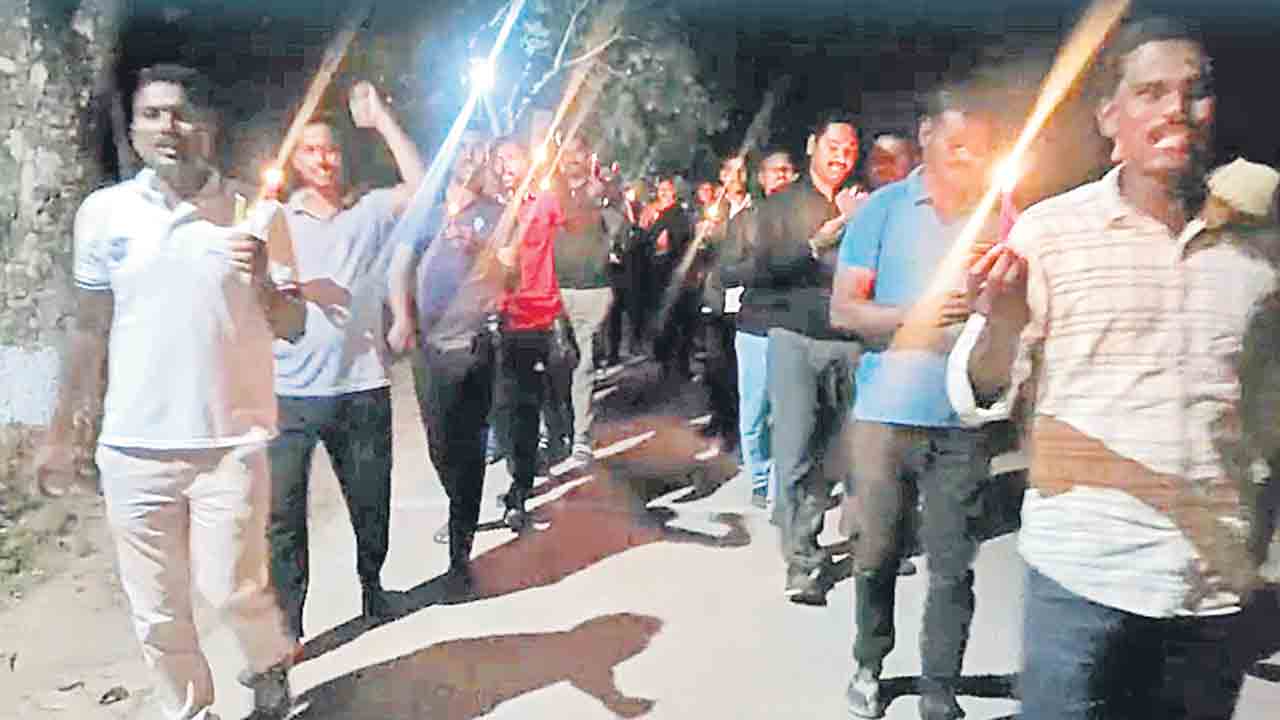 సస్పెండ్‌ చేసిన కానిస్టేబుళ్లను విధుల్లోకి తీసుకోవాలి