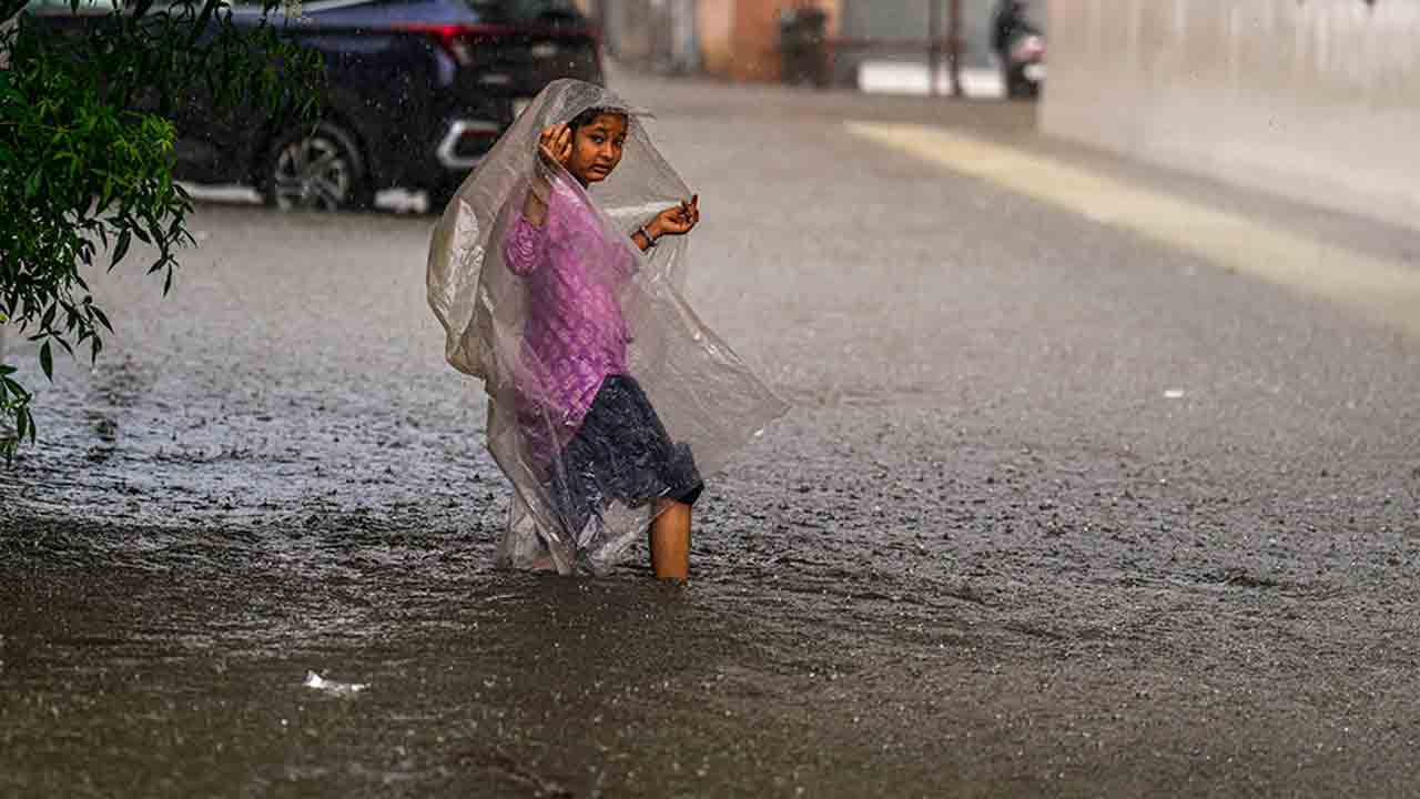 Chennai Rain | నీట మునిగిన చెన్నై.. రెడ్‌ అలర్ట్‌ జారీ చేసిన ఐఎండీ