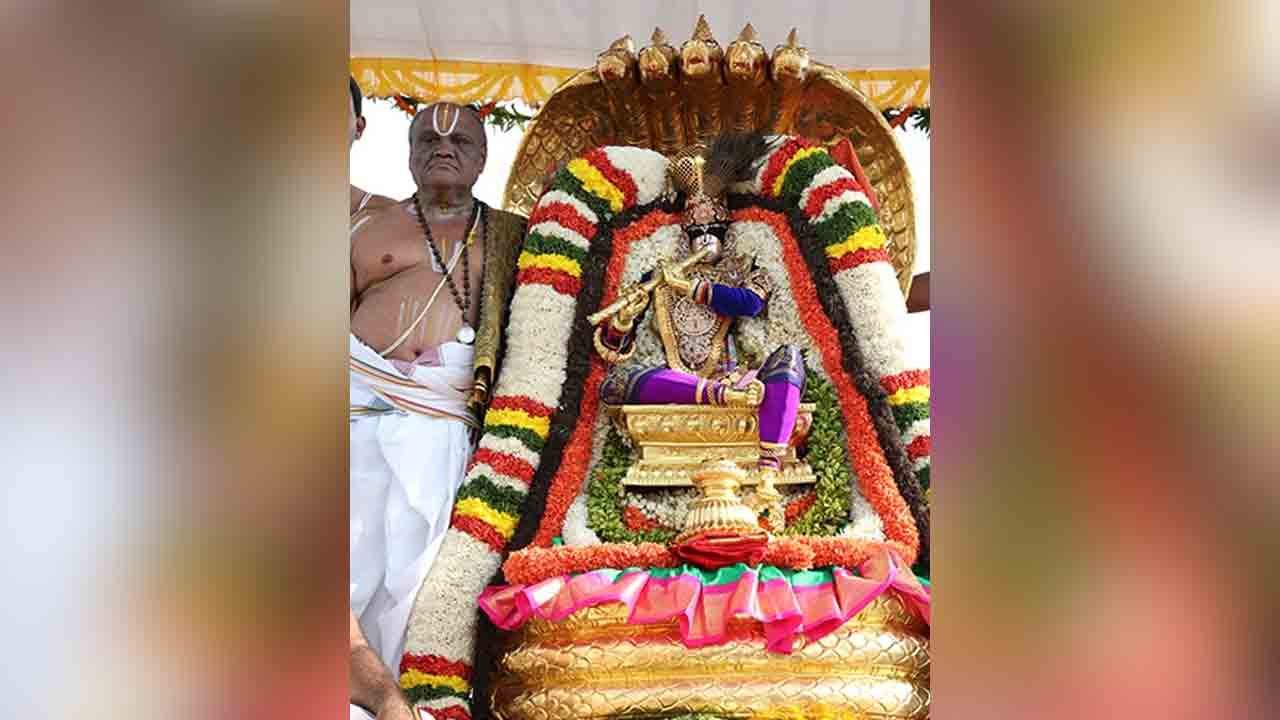 Brahmotsavam | బ్రహ్మోత్సవాల్లో  చిన్నశేష వాహనంపై ముర‌ళీ కృష్ణుడి దర్శనం