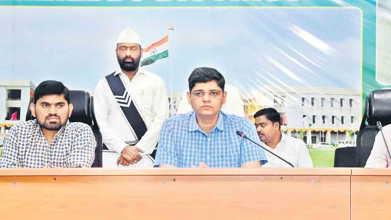 ధాన్యాన్ని వెంట వెంటనే మిల్లులకు తరలించాలి