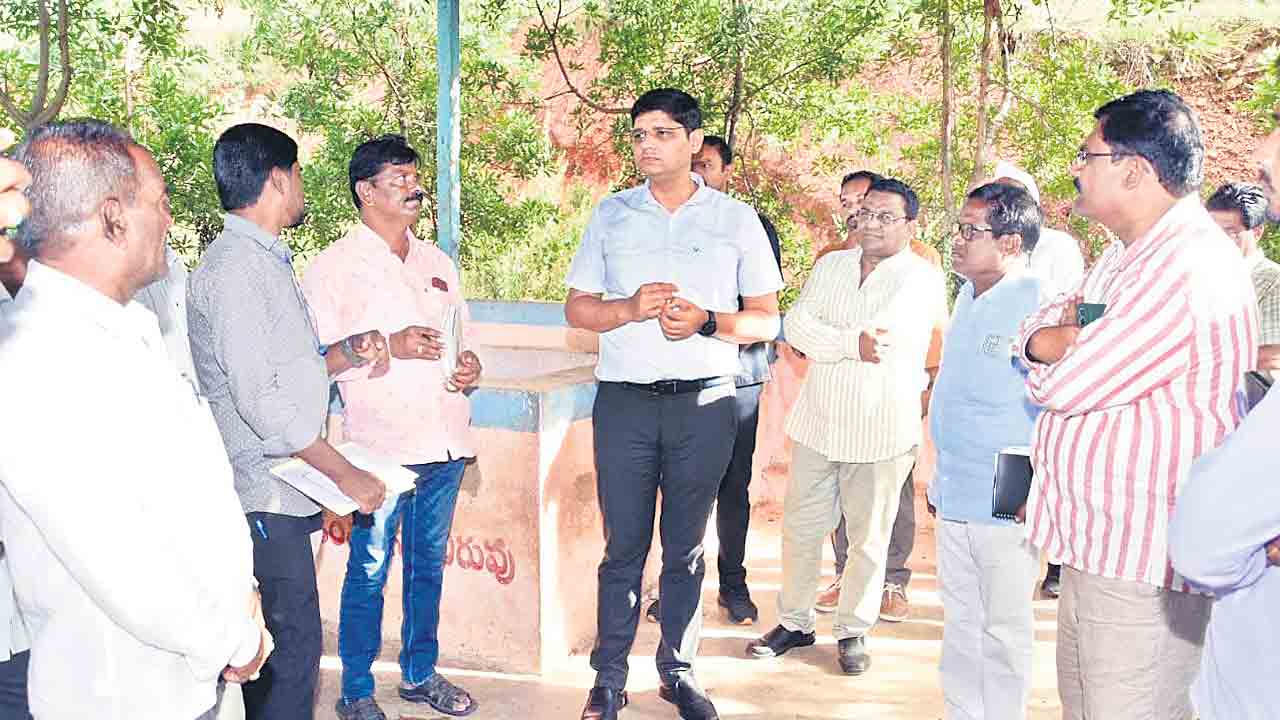 అధికారులు పనితీరు మార్చుకోవాలి