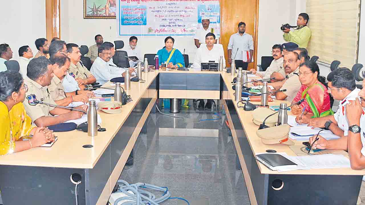 రోడ్డు ప్రమాదాలను నివారించాలి