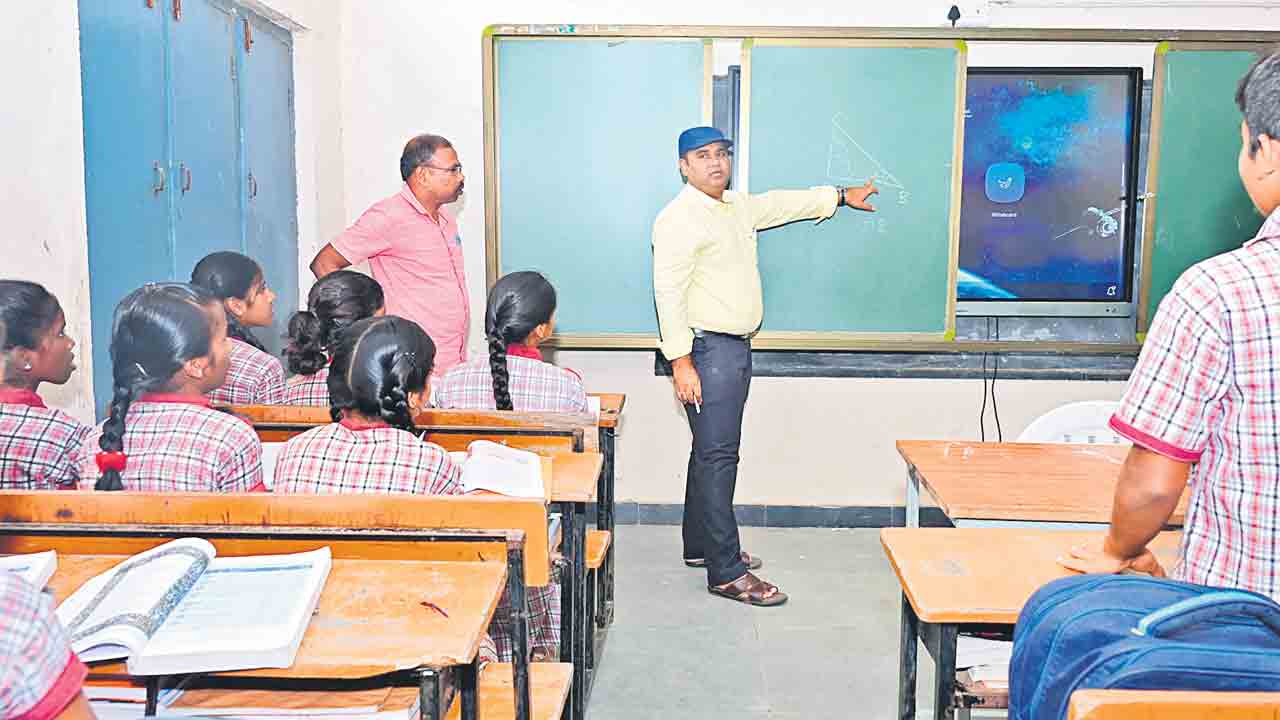 విద్యార్థులపై ప్రత్యేక శ్రద్ధ వహించాలి