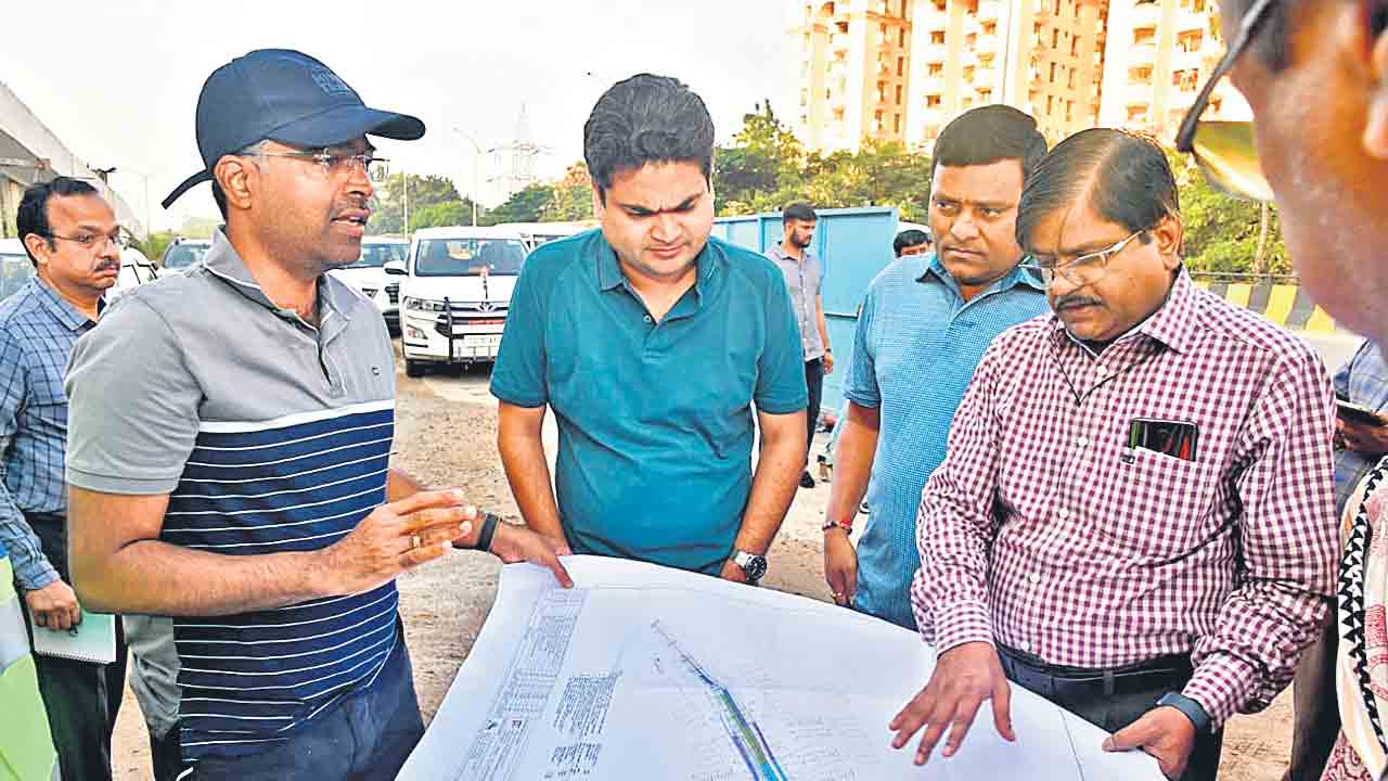 ఫ్లైఓవర్‌ పనులు పూర్తి చేయండి: కమిషనర్‌