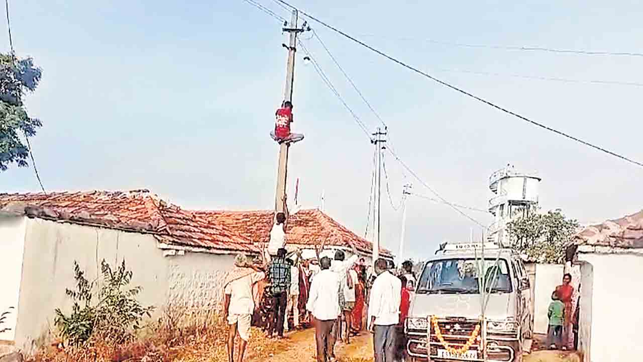 Sangareddy | భూమి పోతున్నది నేనెట్లా బతికేది?.. కరెంట్‌ స్తంభం ఎక్కి యువ రైతు నిరసన