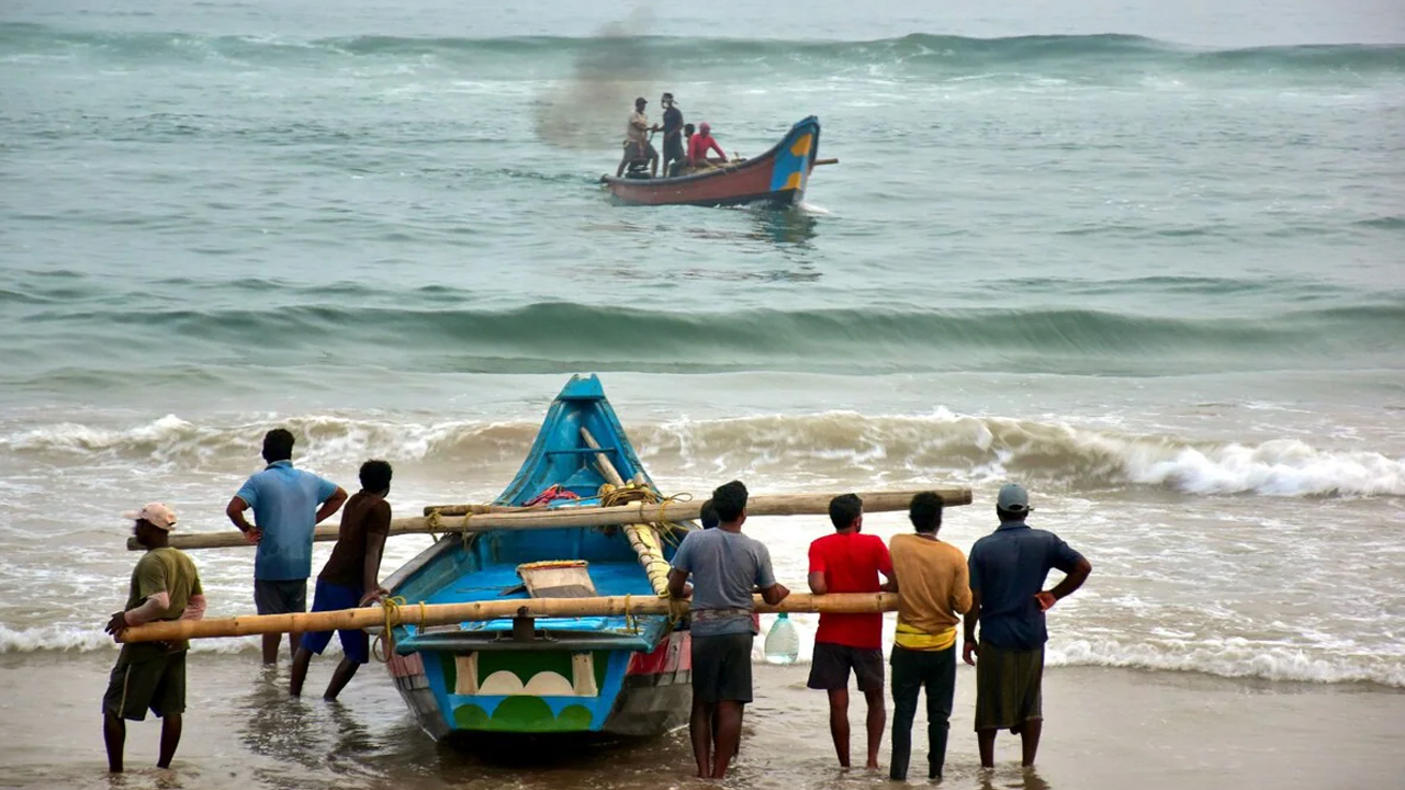 Dana cyclone | దానా తుఫాన్‌ ఎఫెక్ట్‌.. బెంగాల్లోని పలు జిల్లాల్లో స్కూళ్లు బంద్‌