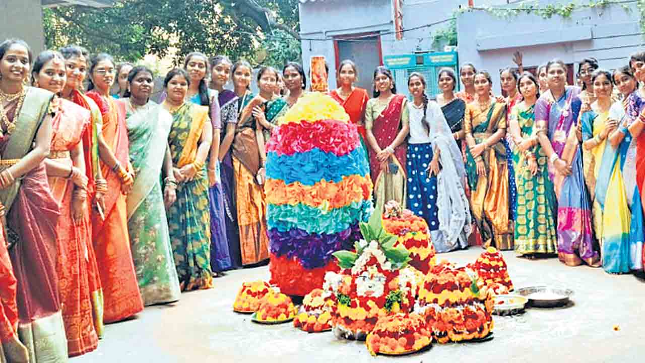 Bathukamma | అవంతిలో సంప్రదాయంగా బతుకమ్మ వేడుక