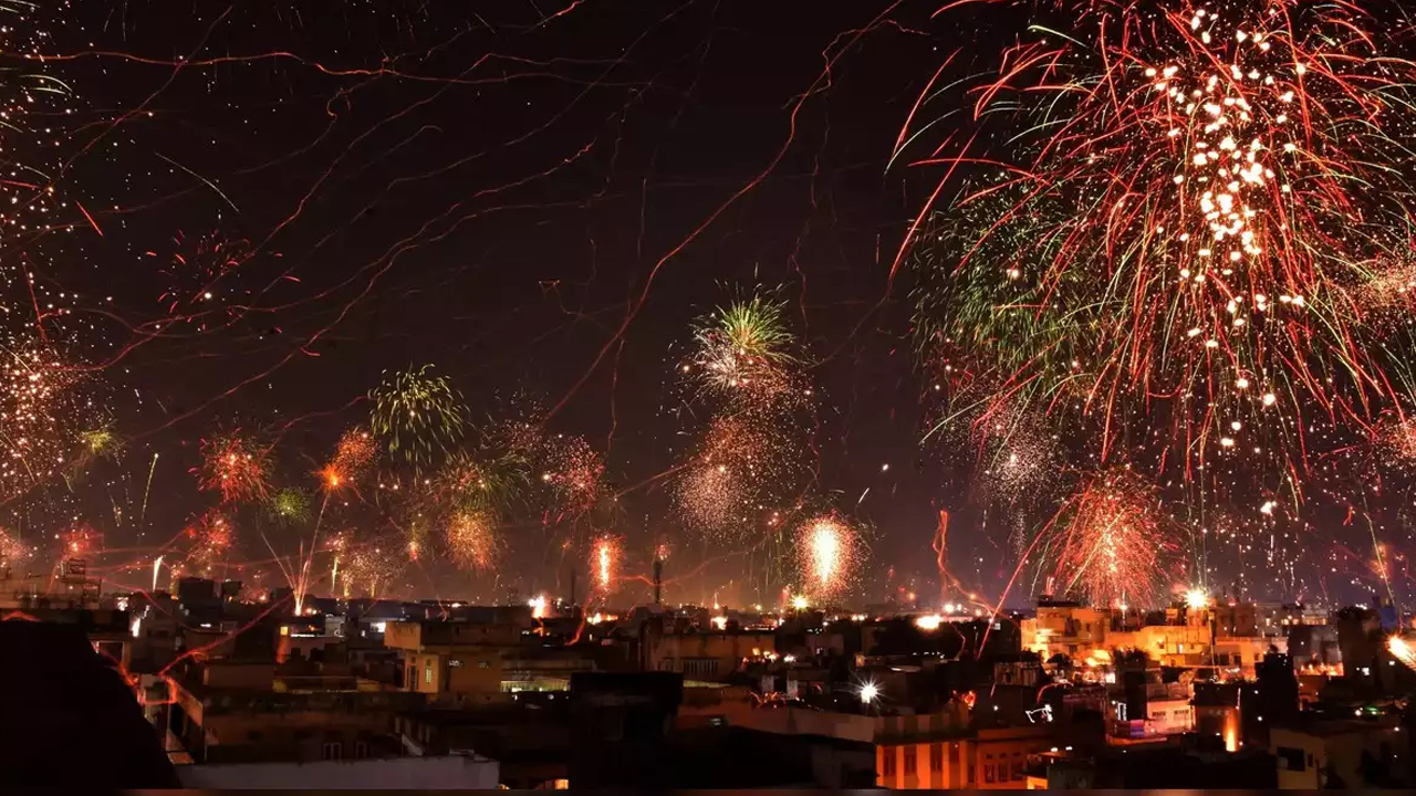 Firecrackers Ban | పటాకులపై ఢిల్లీలో నిషేధం.. అమలు చేసేందుకు 300 ప్రత్యేక బృందాలు