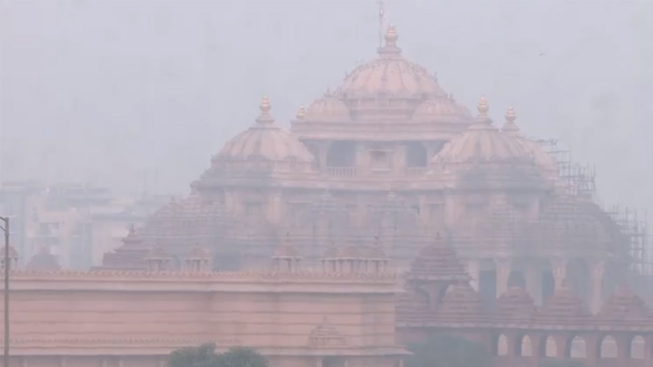 Air Pollution | దీపావళి రోజున ఢిల్లీలో కాలుష్యం.. ఆనంద్‌ విహార్‌ను కమ్మేసిన పొగమంచు