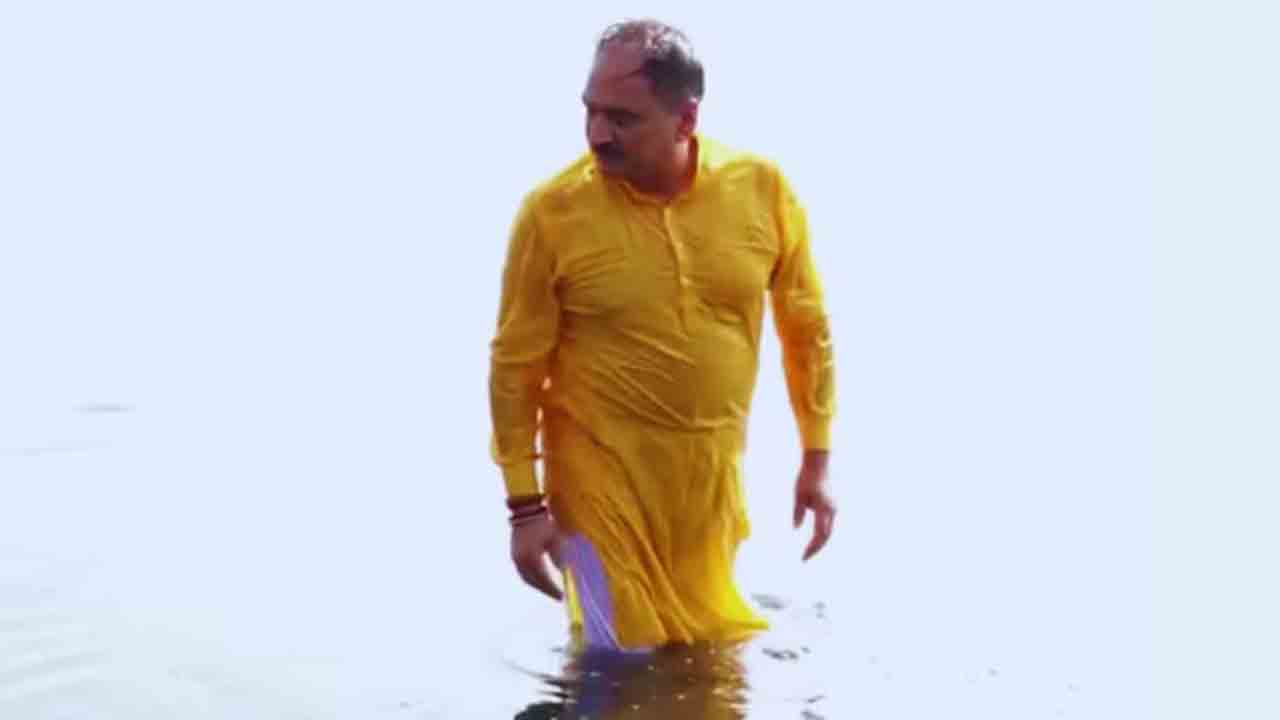 Delhi BJP chief hospitalised | కాలుష్య యమునా నదిలో ఢిల్లీ బీజేపీ చీఫ్ స్నానం.. ఆ తర్వాత ఆసుపత్రిలో చేరిక