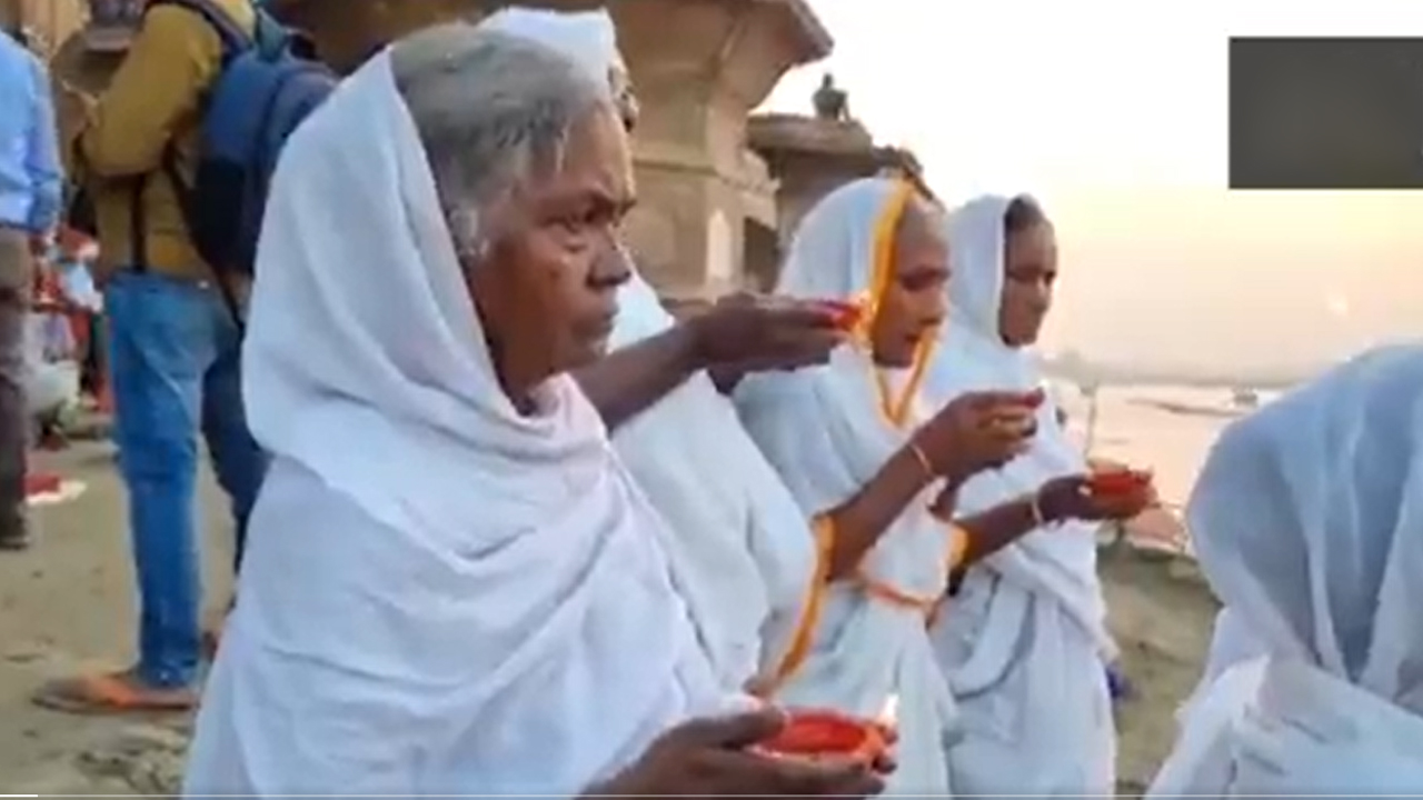 Widows Diwali | వైదవ్యం కోల్పోయిన మహిళల దీపావళి సంబరాలు.. యమునా నది తీరంలో ఆధ్యాత్మిక శోభ.. Video