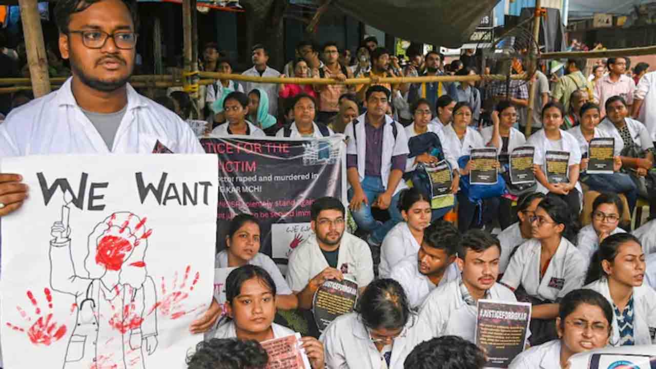 Kolkata | వైద్యురాలిపై హత్యాచార ఘటనలో కీలక పరిణామం.. 50 మంది సీనియర్‌ డాక్టర్ల మూకుమ్మడి రాజీనామా