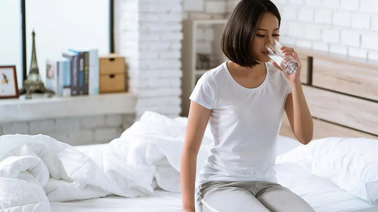 Health Tips | ఛీ.. అనకండి.. రోజూ పళ్లు తోమకముందే నీళ్లు తాగితే చాలా లాభాలున్నాయట..!