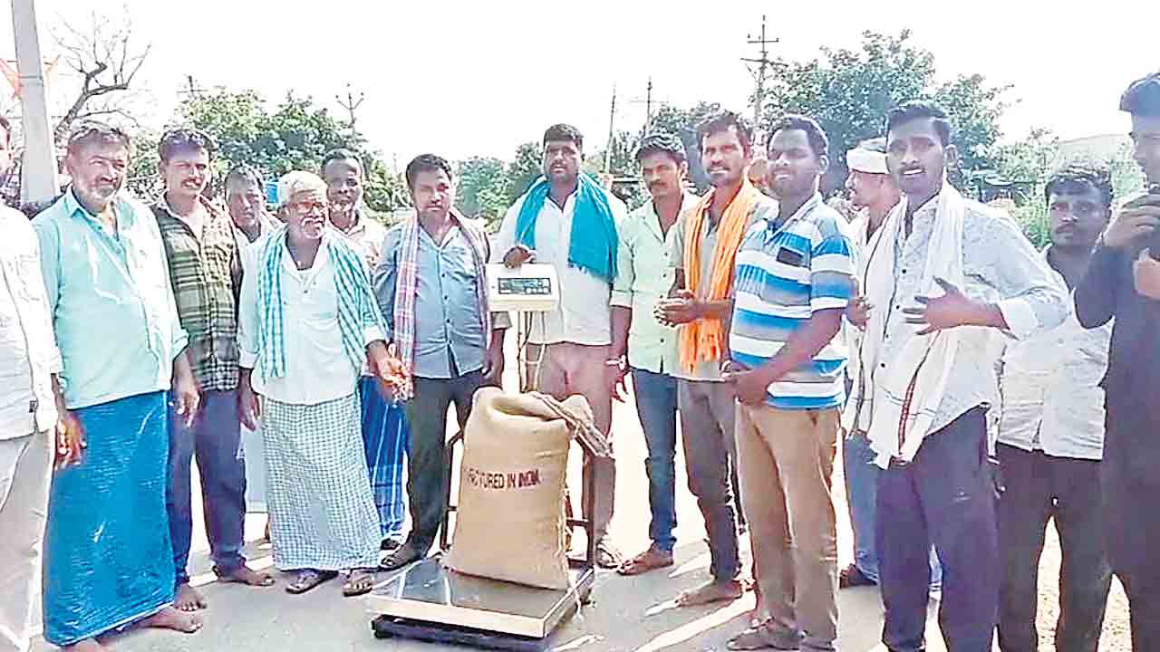 మళ్లీ వాపస్‌ పంపారు..సోయా రైతుల ఆందోళన