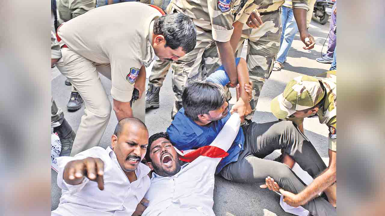చలో సెక్రటేరియట్‌..విద్యార్థుల అరెస్టు