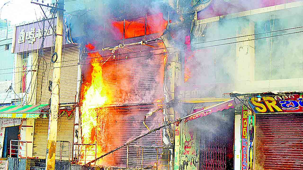 మంటల్లో షాపింగ్‌ మాల్స్‌