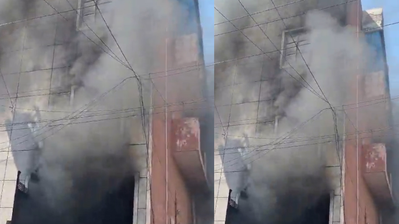 Fire accident | ఢిల్లీ ఫ్యాక్టరీలో భారీ అగ్ని ప్రమాదం.. మంటలు ఆర్పుతున్న సిబ్బంది.. Video
