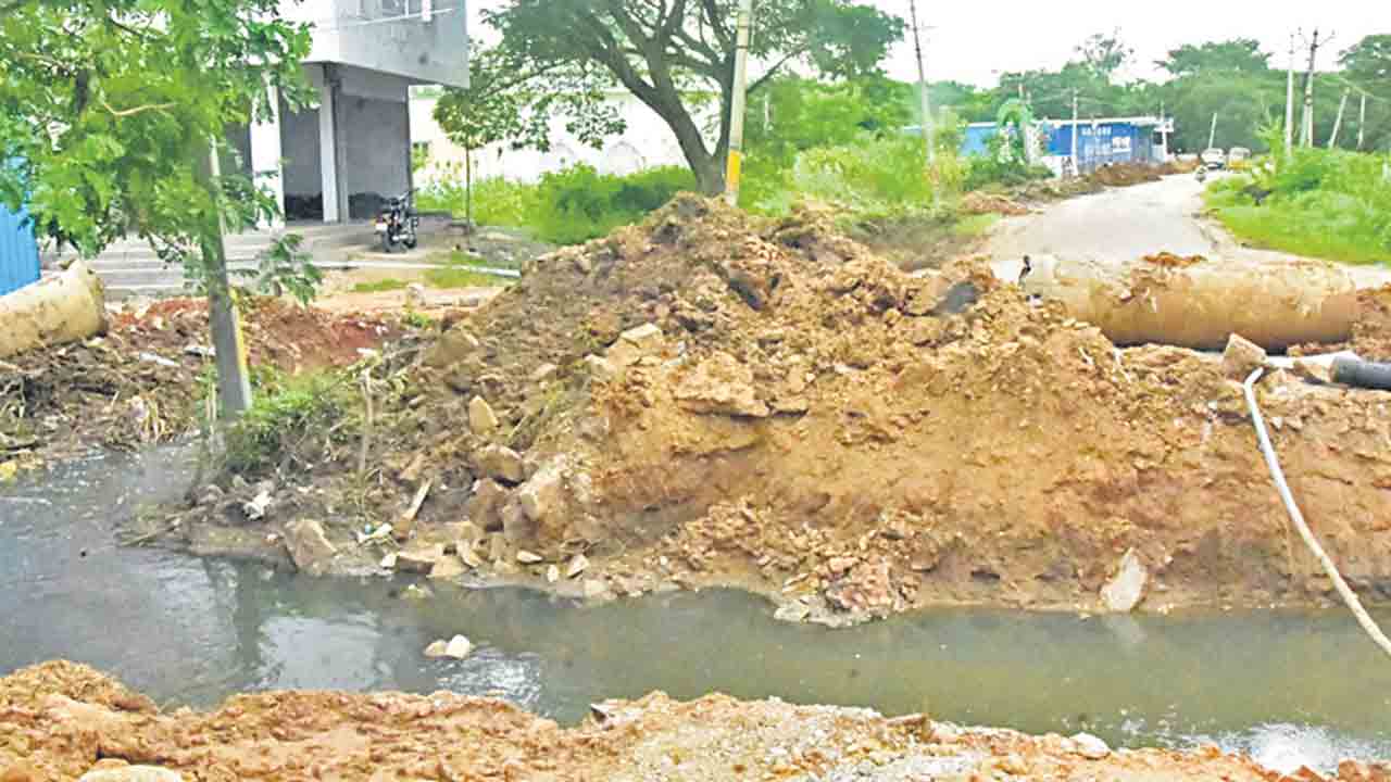రోడ్డు తవ్వారు..నిర్మాణం మరిచారు