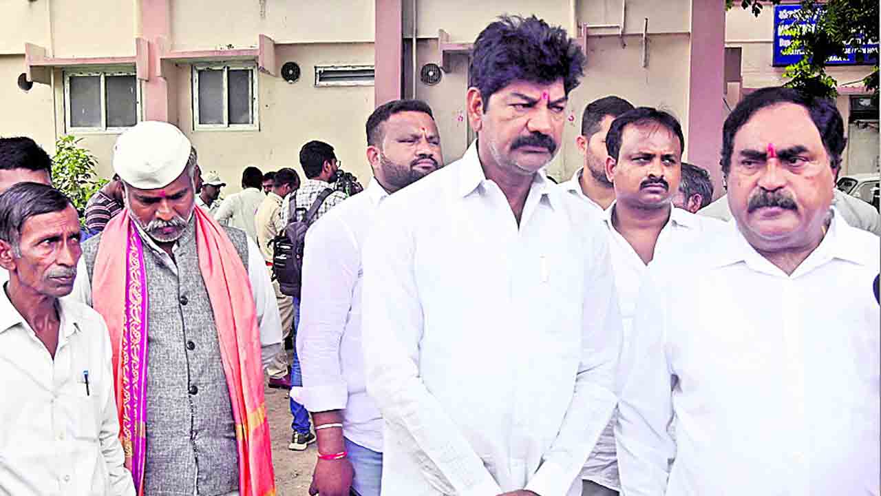 కాంగ్రెస్‌ నాయకులపై అట్రాసిటీ కేసులు పెట్టాలి