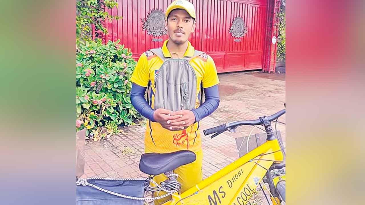 MS Dhoni | ధోనీ కోసం 1500 కి.మీ. సైకిల్‌ యాత్ర