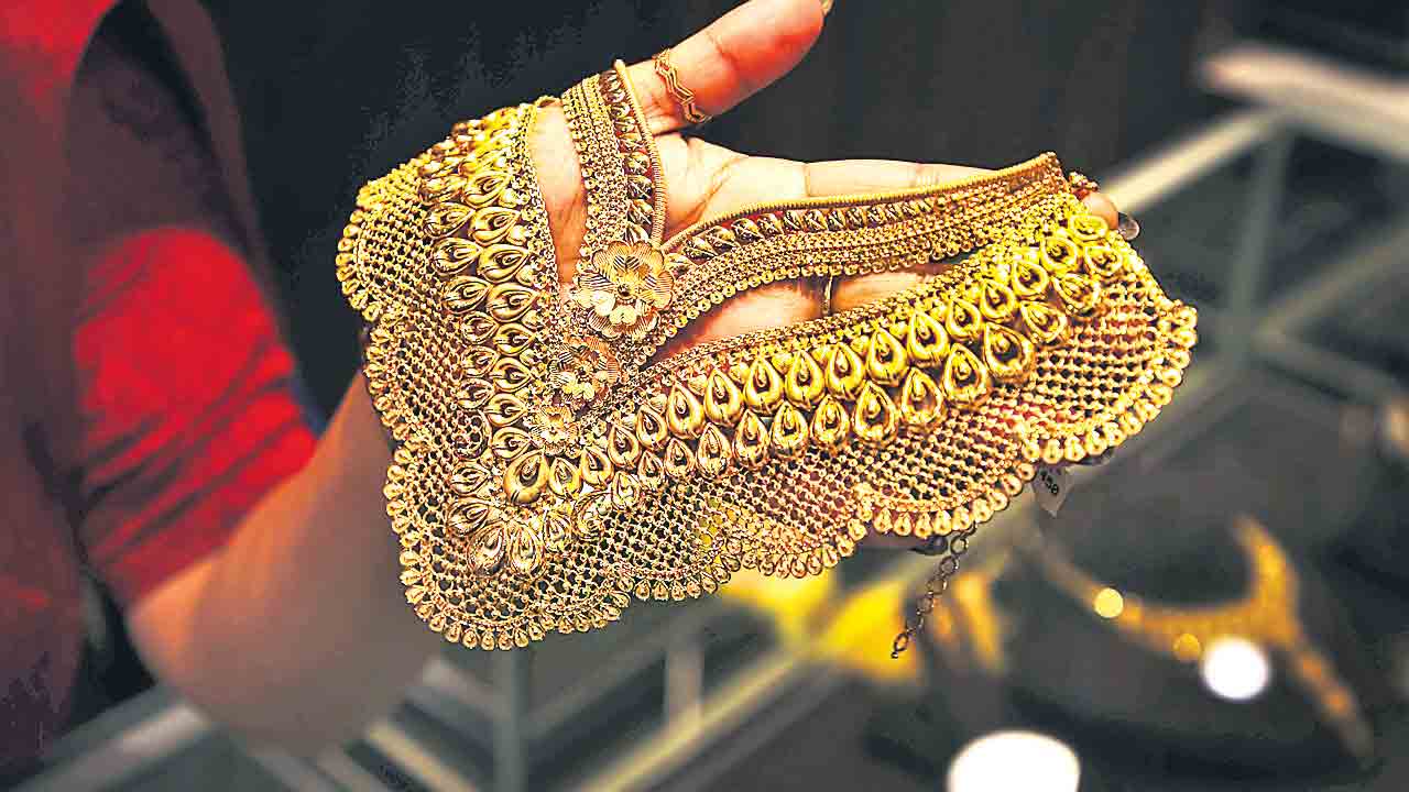 Gold Prices |  పడిపోయిన డిమాండ్‌.. 80 వేలకు దిగొచ్చిన పసిడి