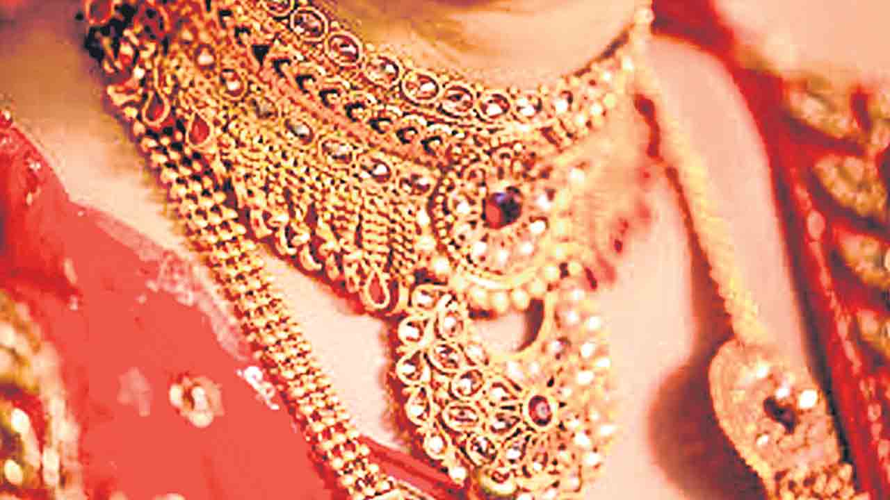 Gold Price | భగ్గుమన్న బంగారం.. సామాన్యుడికి అందనంత స్థాయికి ధరలు