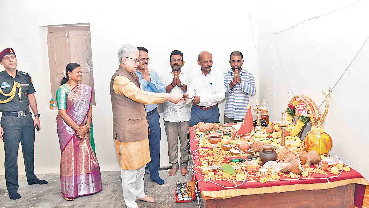 పండుగను సుఖ సంతోషాలతో జరుపుకోవాలి