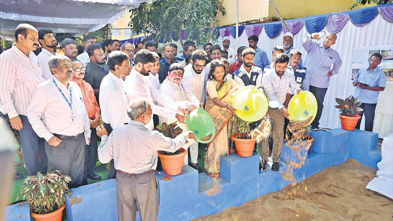 Minister Ponnam Prabhakar | వర్షపు నీటిని ఒడిసిపట్టాలి.. ఇంకుడు గుంతలు నిర్మించుకోవాలి: మంత్రి పొన్నం