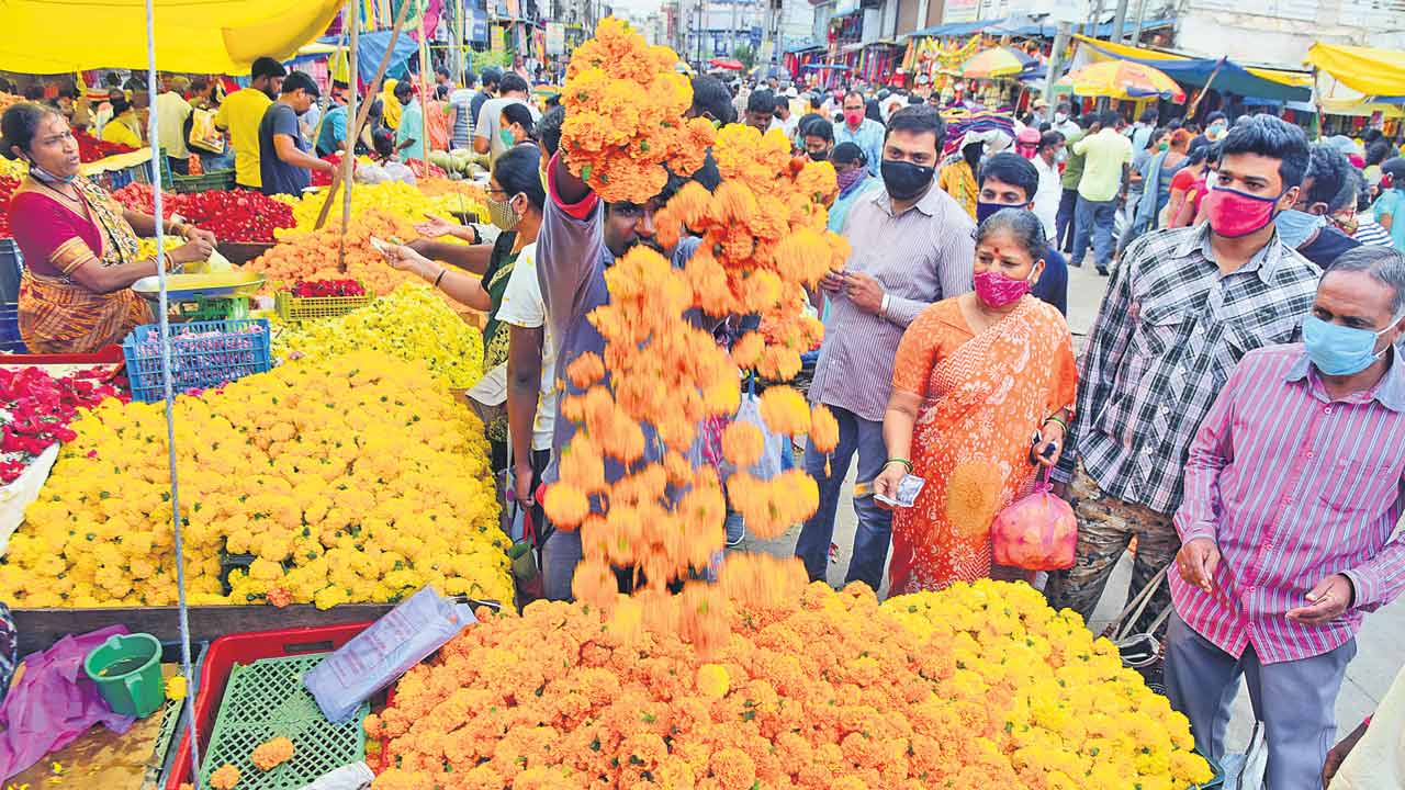 పూల ధరలు పైపైకి..