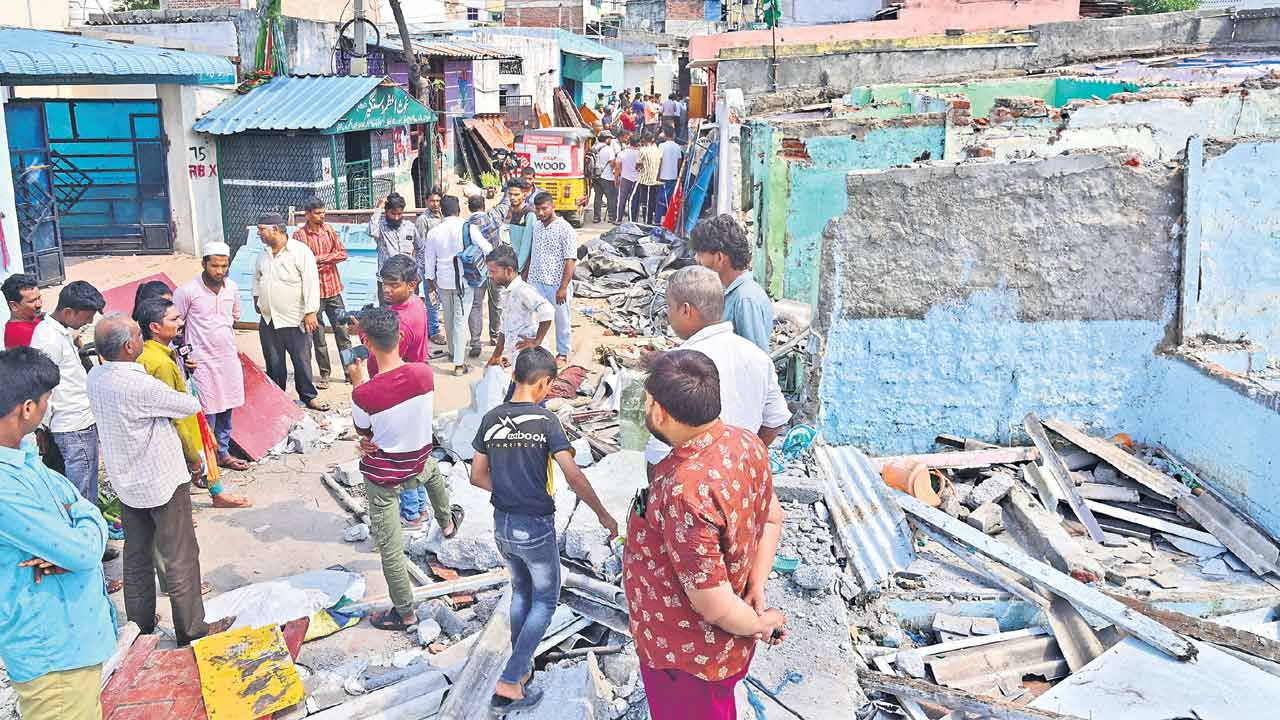 కూల్చివేతలు షురూ 150 ఇండ్లు నేలమట్టం