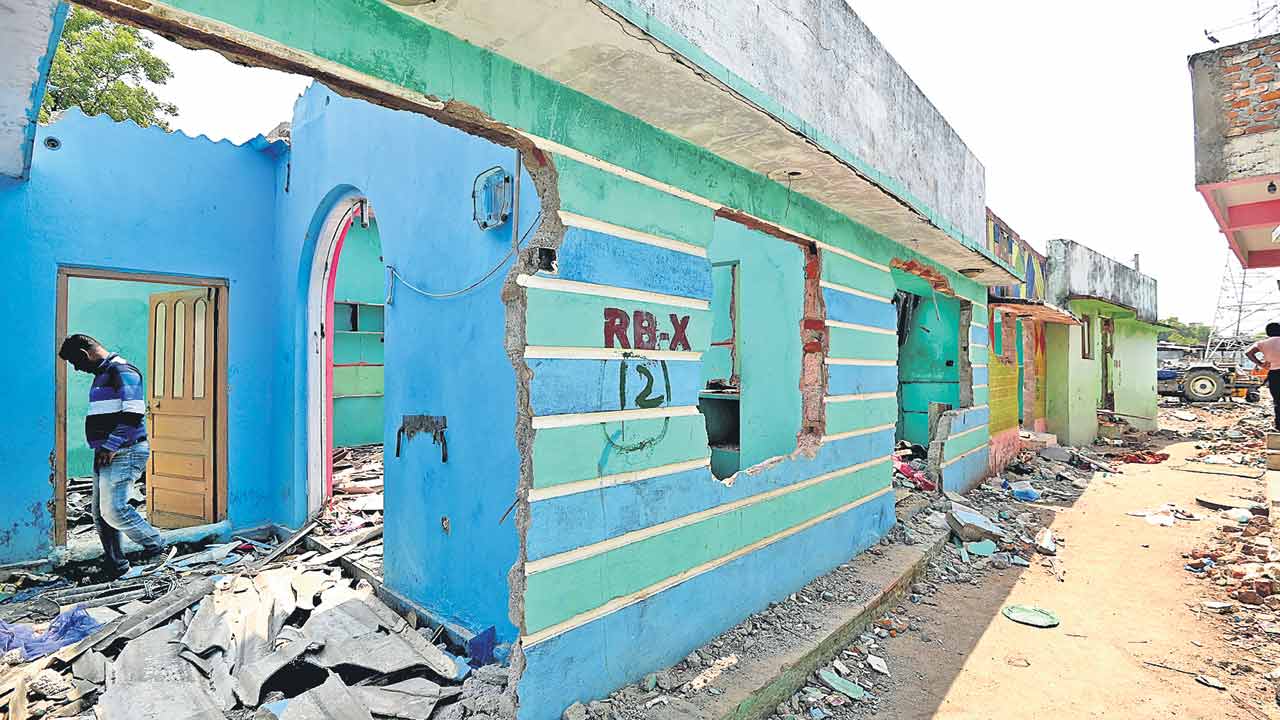 Operation River Bed | విడదీసి.. తరలించి.. వ్యూహాత్మకంగా కదులుతున్న అధికారులు