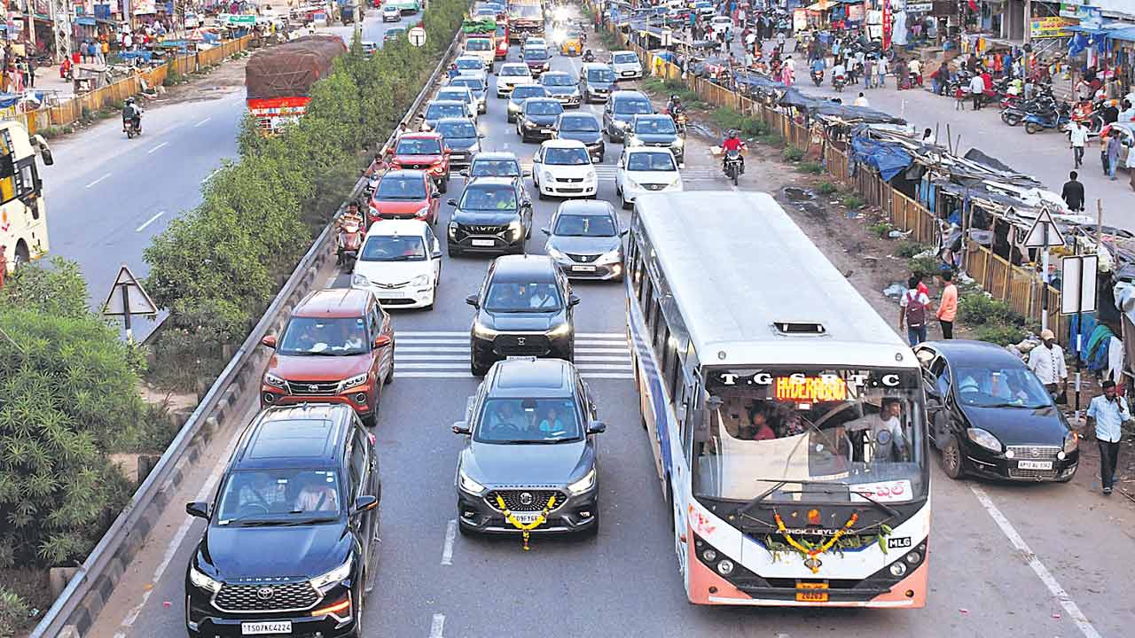 Dasara | మళ్లీ పట్నం బాటపట్టిన పల్లెవాసులు.. వాహనాలతో కిక్కిరిసిన రహదారులు