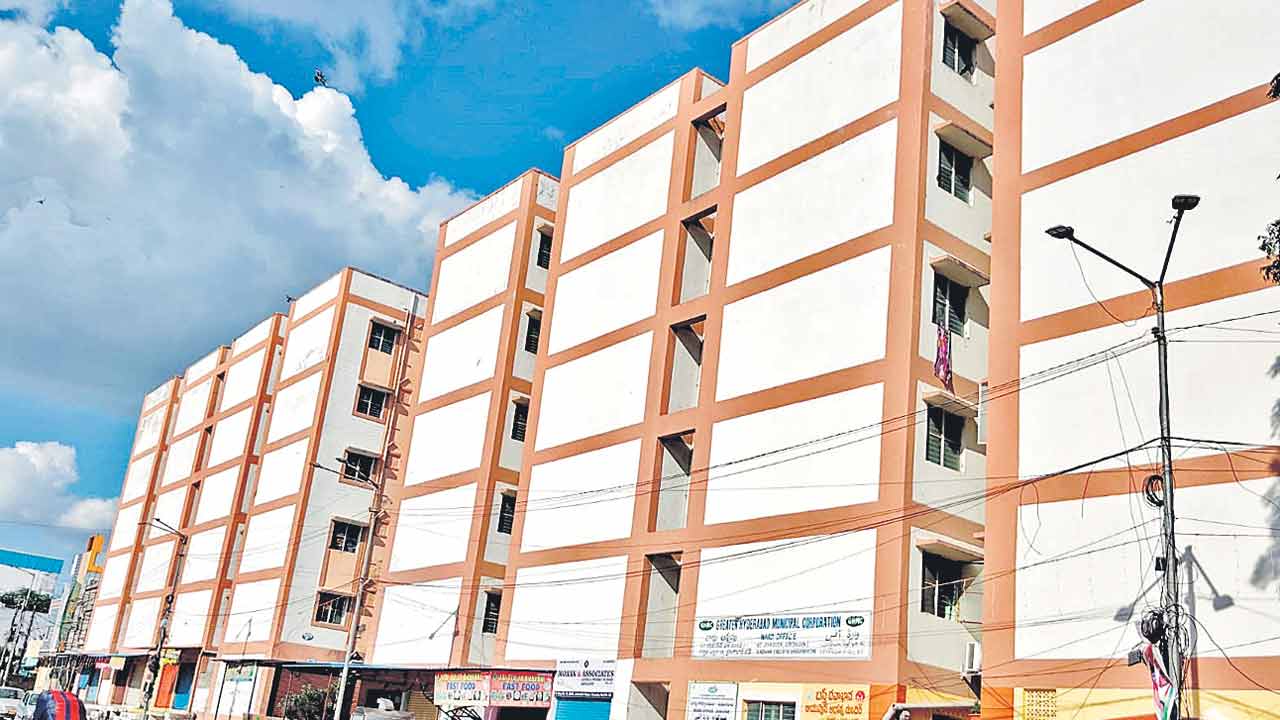 పట్టాలు ఇచ్చి.. వసతులు మరిచి!