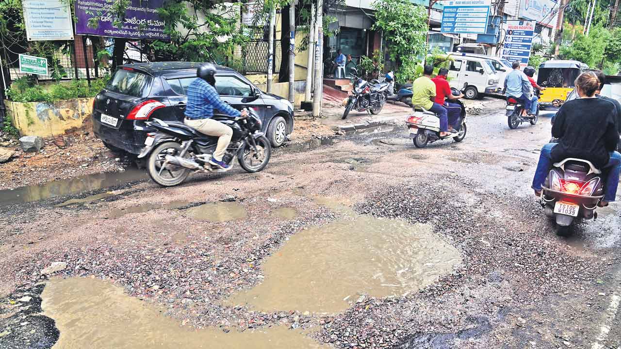 Hyderabad | గ్రేటర్‌లో ఏ రోడ్డు చూసినా.. ఏ ప్రాంతంలో చూసినా గుంతలే..!!