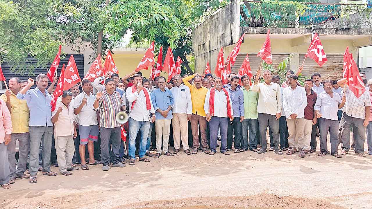 ఉపాధి కోసం నేతన్నల ఆందోళన