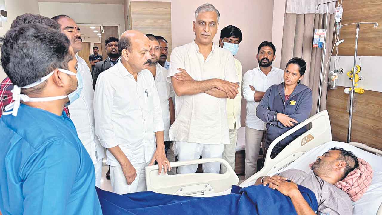 హోంగార్డులంటే అంత చులకనా.. కూల్చివేతల్లో గాయపడితే పట్టించుకోరా? : హరీశ్‌రావు