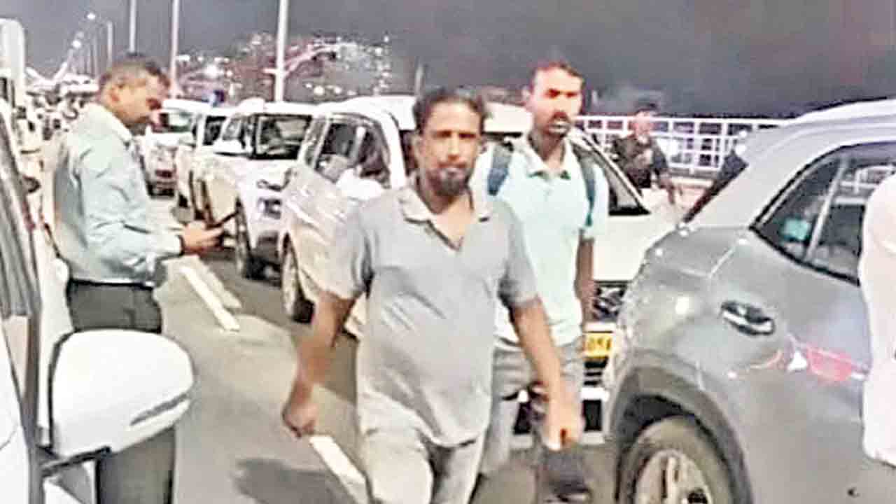 Bangalore | వాహనాలను మధ్యలోనే వదిలేసి నడుచుకుంటూ ఇండ్లకు.. బెంగళూరులో ట్రాఫిక్‌ చిక్కులు