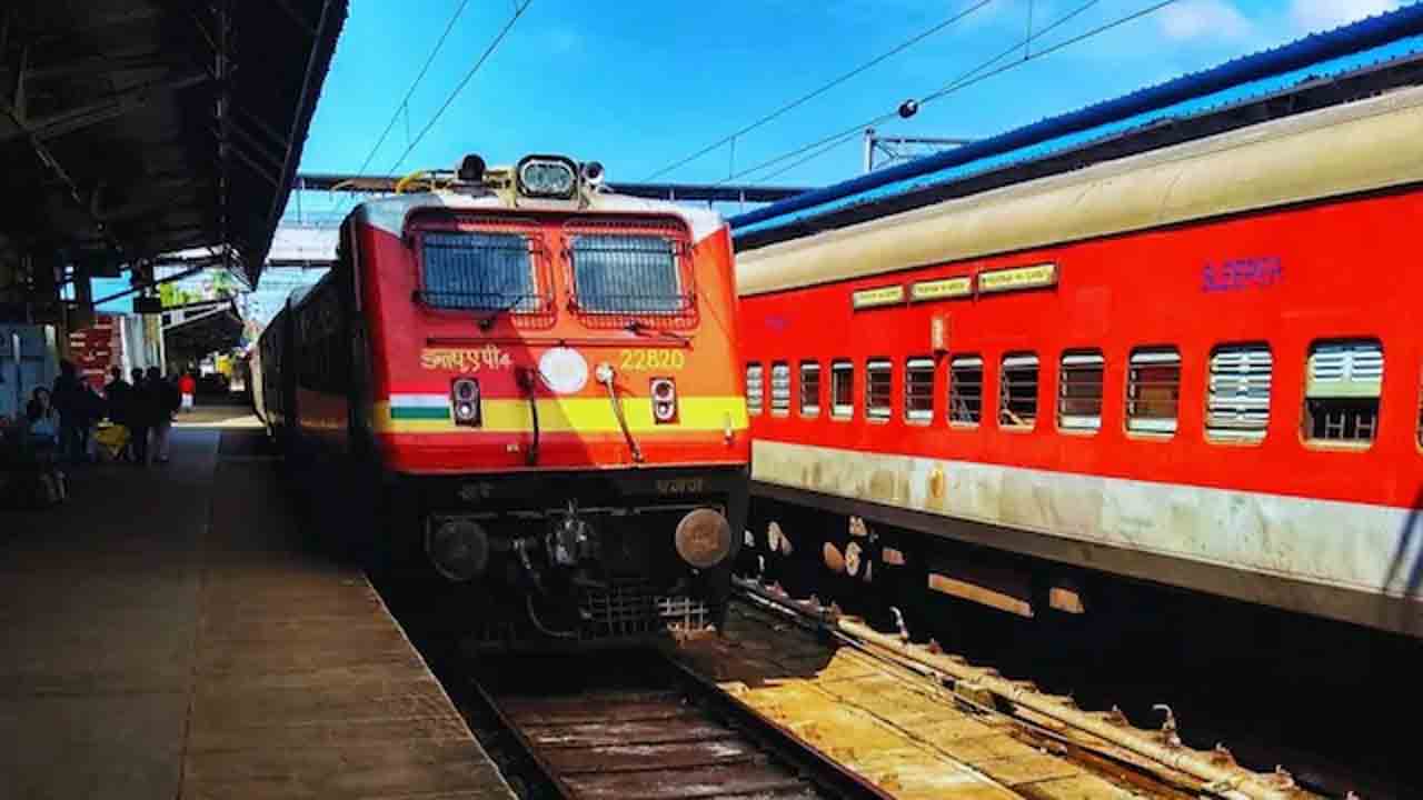 High tension wire | రైల్వే ట్రాక్పై హైటెన్షన్ విద్యుత్ వైర్లు.. తప్పిన ఘోర రైలు ప్రమాదం