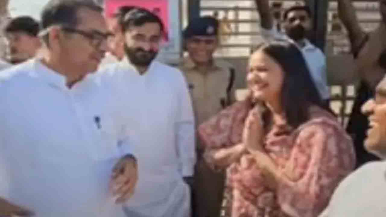 Watch| బీజేపీ నేతకు కలెక్టర్ వంగి వంగి దండాలు.. వీడియో వైరల్