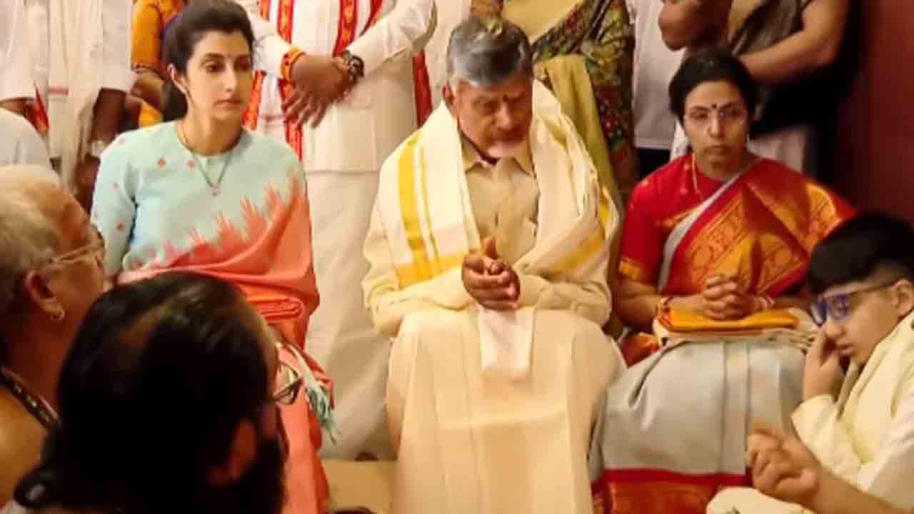 Chandra Babu | కనకదుర్గమ్మకు పట్టువస్త్రాలు సమర్పించిన ఏపీ సీఎం చంద్రబాబు దంపతులు
