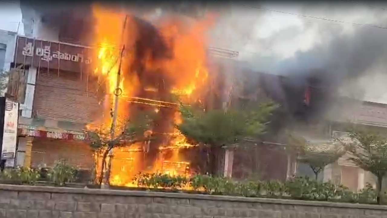 Jangaon | జనగామలో భారీ అగ్నిప్రమాదం.. కాలి బూడిదైన మూడు షాపులు