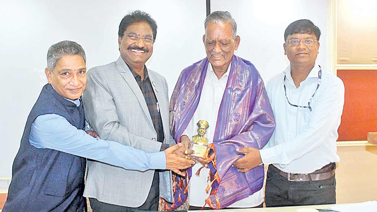 ప్రాజెక్టుల గేట్లను ఎప్పుడూ గమనించాలి