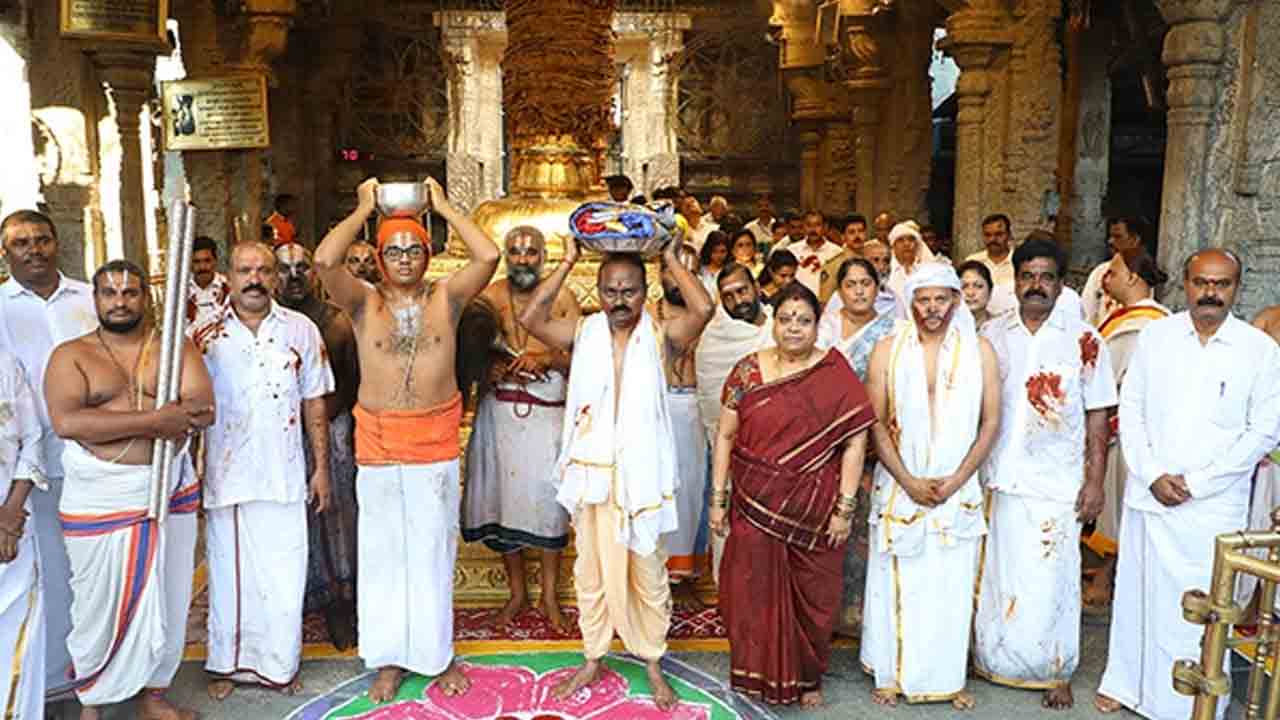 Koil Alwar Thirumanjanam | బ్రహ్మోత్సవాలకు రాక సందర్భంగా తిరుమలలో ఘనంగా కోయిల్ ఆళ్వార్‌ తిరుమంజనం