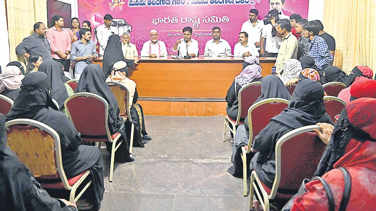 పేదల ఇండ్లు కూల్చితే ఊరుకోం