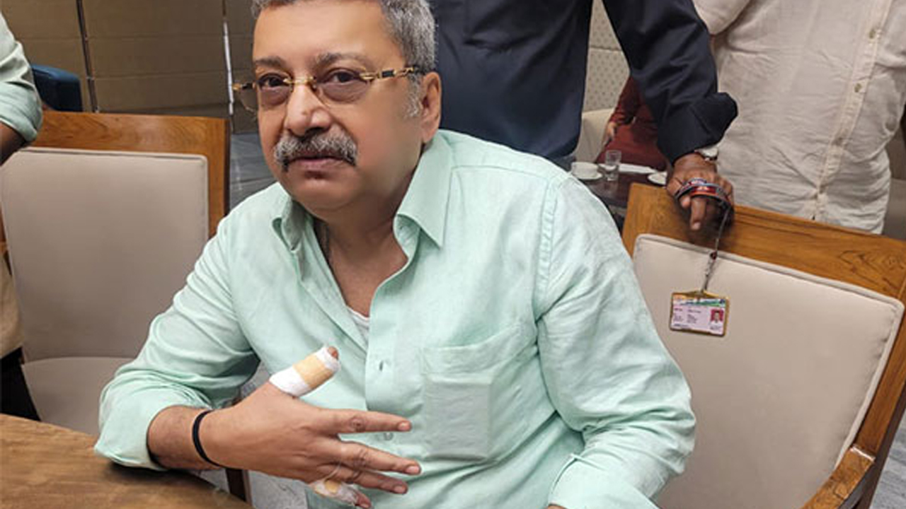 Kalyan Banerjee | జేపీసీ సమావేశంలో తీవ్ర వాగ్వాదం.. గాజు సీసా పగులగొట్టి గాయపడ్డ టీఎంసీ ఎంపీ..!